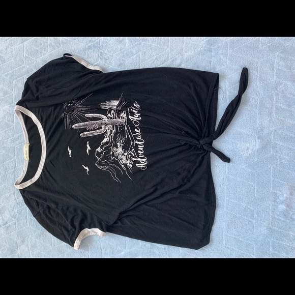 Black and white Adventure Awaits top! - Picture 1 of 4